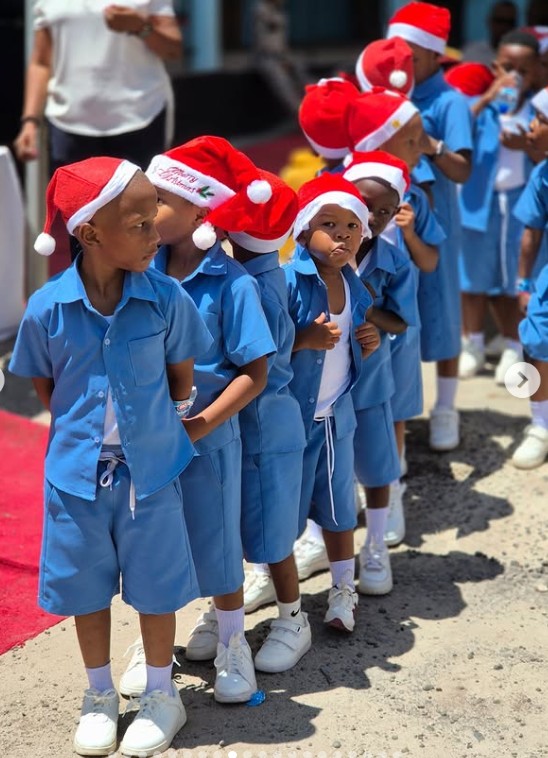 Braggin school Christmas celebration with students and teachers